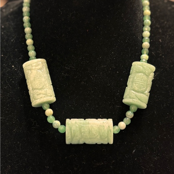 Beautiful vintage jade beaded necklace with jade engraved pieces. - Picture 2 of 4